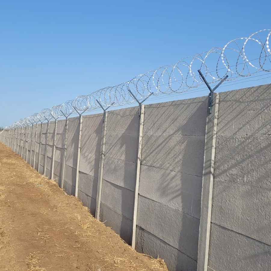 suporti Y montati pe gard de beton