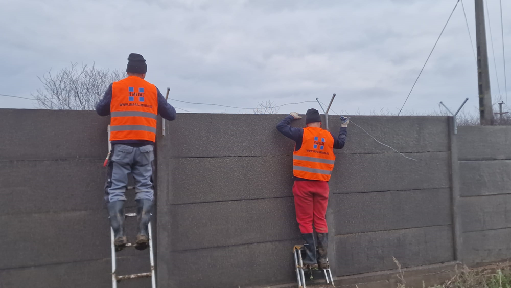 montaj suporti Y pentru securizare gard beton