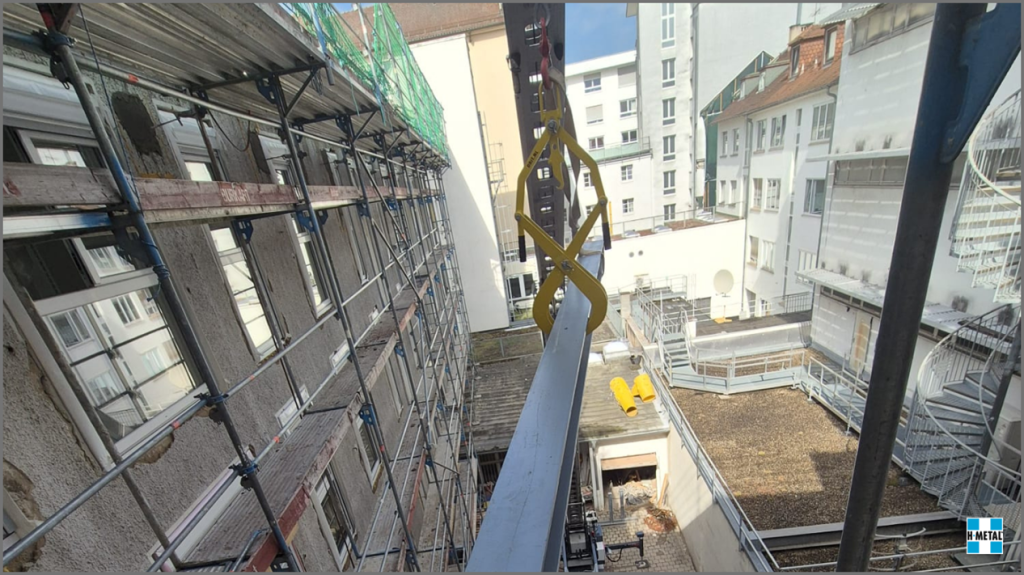 Profile metalice HEB montate în cadrul lucrărilor de consolidare a unei clădiri de locuințe.