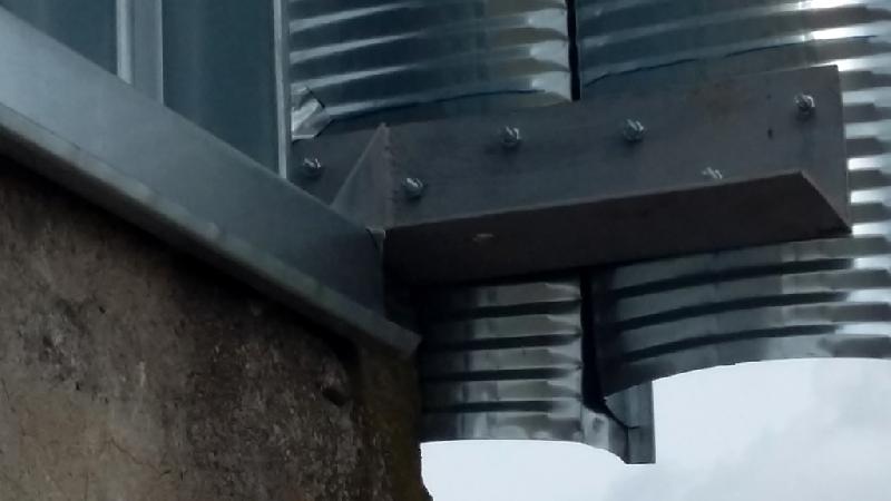 Profili metallurgici per sistemi di fissaggio di strutture autoportanti
