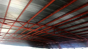 Struttura metallica in profilati laminati per il tetto di un capannone agricolo