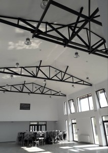 Travi tralicciate da tubi metallici per casa della cultura
